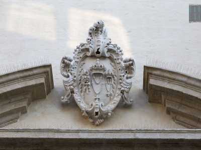 Nella lunetta del portale si trova lo stemma della Confraternita di San Domenico